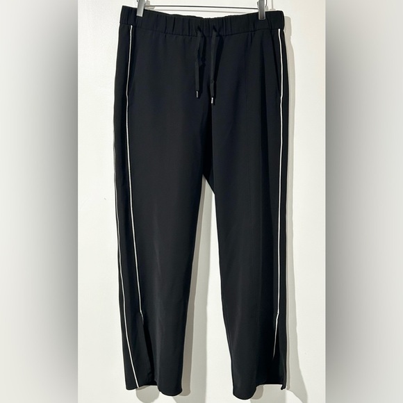 Lululemon On the Right Track Pant in Black / Light Ivory 10 - Picture 4 of 6